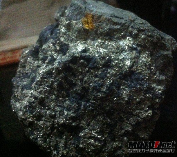 睇上去像是金属的，但不知道是那种金属