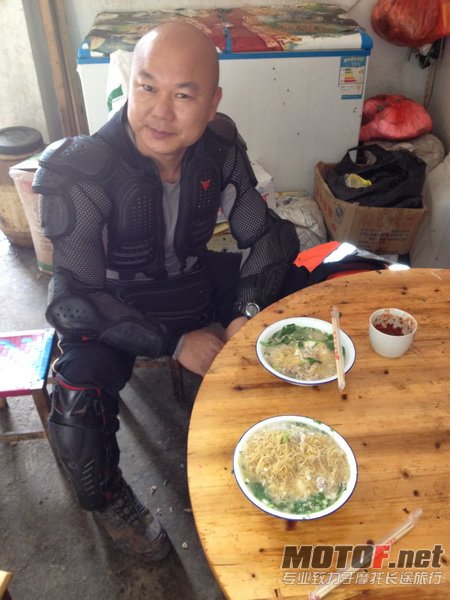 4中午到达广西旧州瑶族小餐馆吃地道面条。_调整大小.jpg