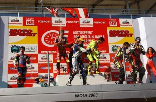 2003年 第一站伊莫拉劳兰德、史蒂芬和米歇尔在颁奖台上喷洒香槟