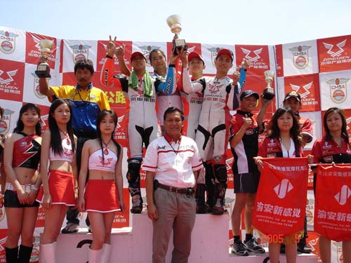 2005年 宗申车队获得2005年“宗申杯”全国公路摩托车锦标赛GP125组车手和团体冠军，图为车队在颁奖台上