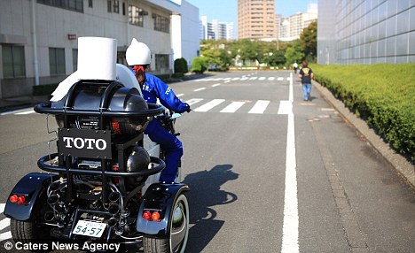 Toto建议用户在每一次旅途中尽可能多地使用这个流动厕所，利用处理器处理排泄物，将其转换成生物燃料，驱动 ...