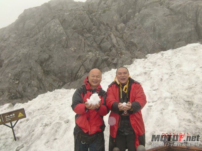 9，手捧冰河时期形成的积雪。由于气候变暖，预计15年后，玉龙雪山将不再有冰雪存在，各.jpg