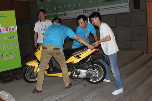 考虑到车辆停放安全，比亚乔工作人员每天晚上都会细致的将车辆搬运至储藏处