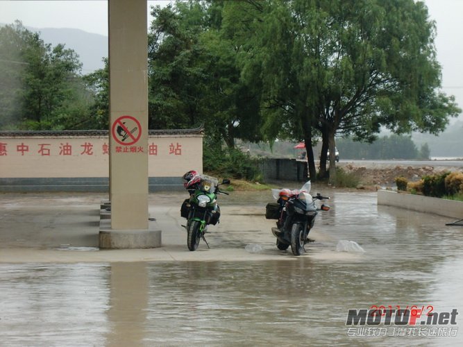 2，丽江去香格里拉的路上，大雨，10公里路烂，油站休息。_调整大小.JPG