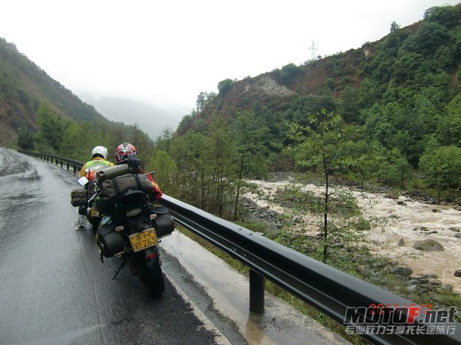 3，虎跳峡一角，因下雨，景区塌方，只能在沿途拍照，甚为遗憾！_调整大小.JPG