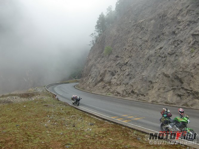 4，盘山路上，路况很好，海拔1900米慢慢爬升至3100米，雾大，仙景！但时有塌方，心里都.jpg