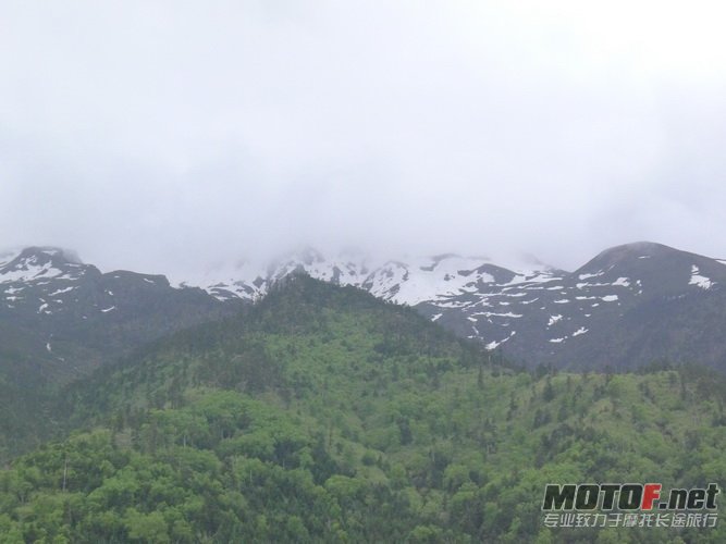 14，远窥白马雪山一角，拍摄位置是海拔4200米。_调整大小.JPG