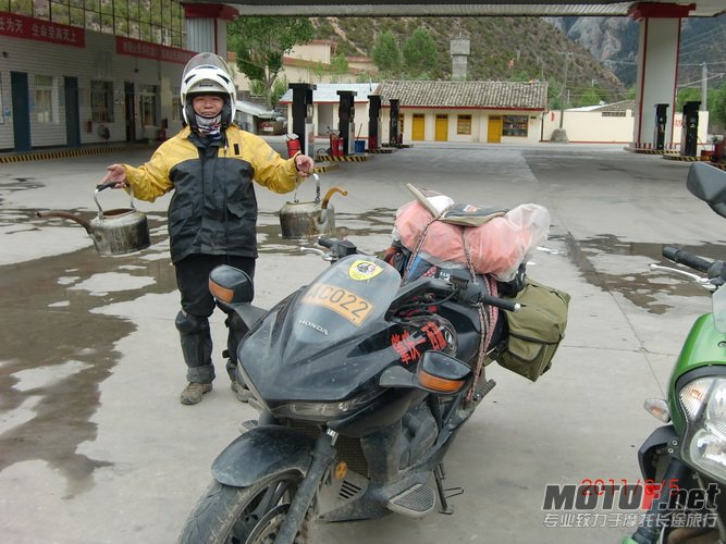 17，西藏境内摩托车加油都必须车停外，打酱油似的。维稳需要。_调整大小.JPG