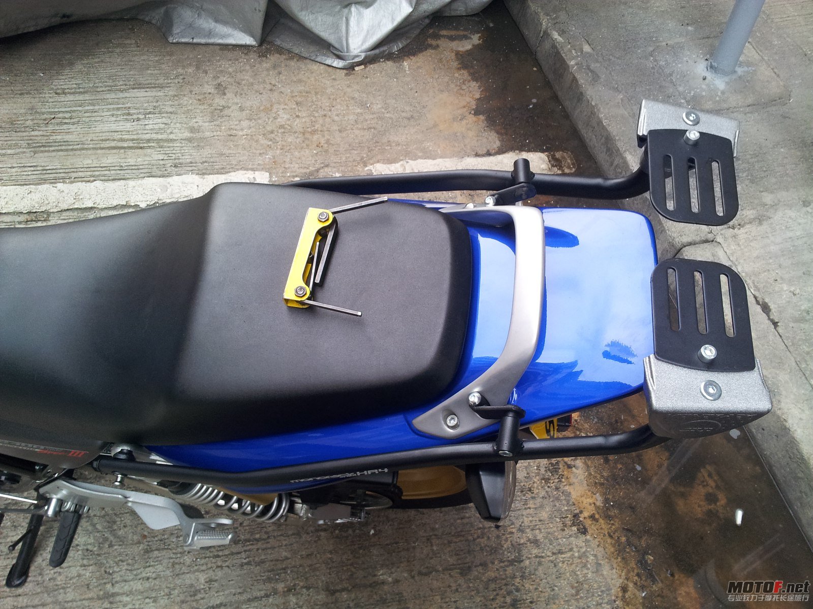 CB400 GIVI.jpg