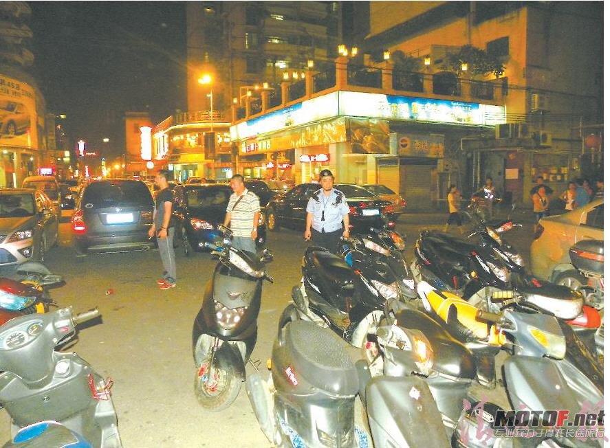 清城警方入夜上街查扣改装摩托车,大大打击了飙车不法行为 