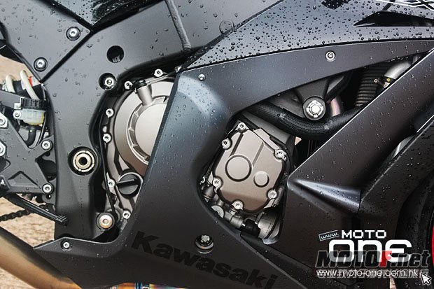 kawasaki_zx-10r_yahama_yzf_R1_a.jpg