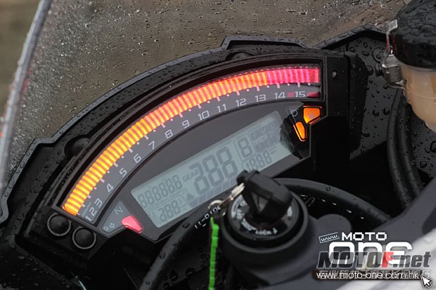 kawasaki_zx-10r_yahama_yzf_R1_50.jpg
