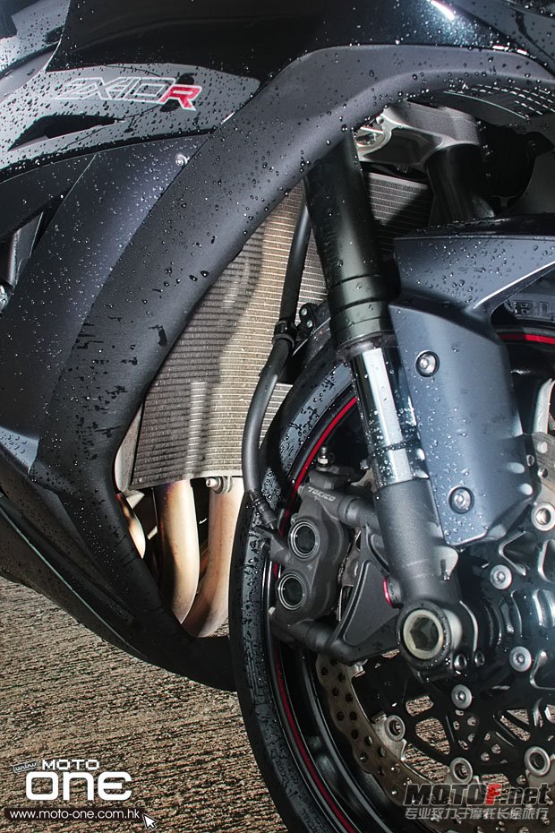 kawasaki_zx-10r_yahama_yzf_R1_60.jpg