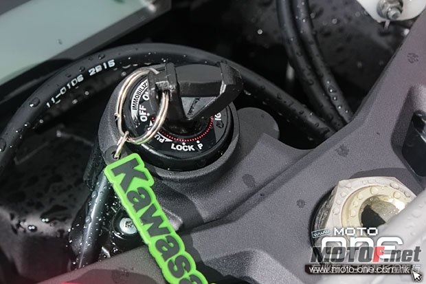 kawasaki_zx-10r_yahama_yzf_R1_56.jpg