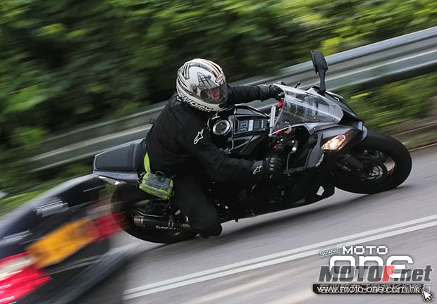 kawasaki_zx-10r_yahama_yzf_R1_12.jpg