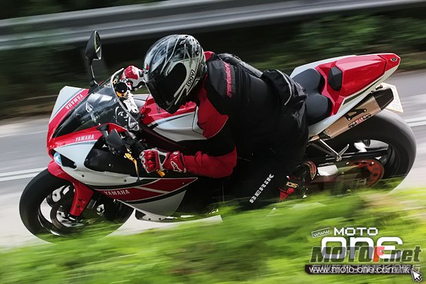 kawasaki_zx-10r_yahama_yzf_R1_13.jpg