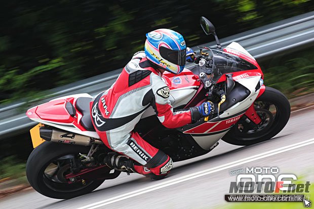 kawasaki_zx-10r_yahama_yzf_R1_65.jpg