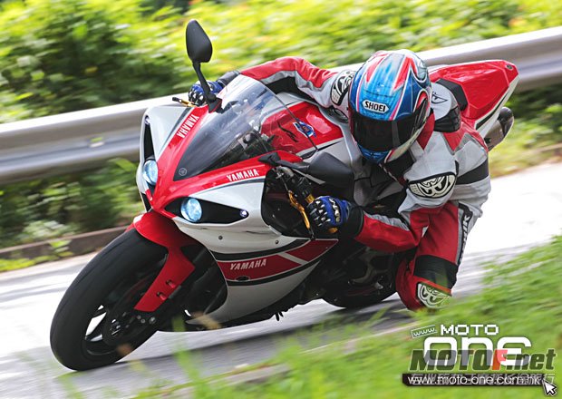 kawasaki_zx-10r_yahama_yzf_R1_15.jpg