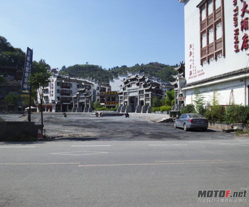 刚刚进凤凰城门.jpg