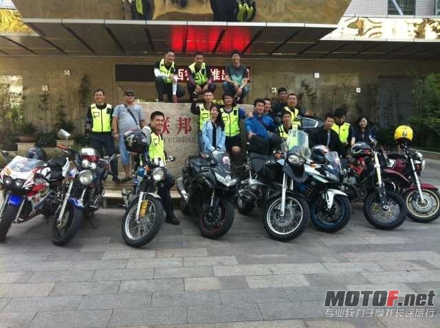 联邦酒店门口跟惠州车友的合影