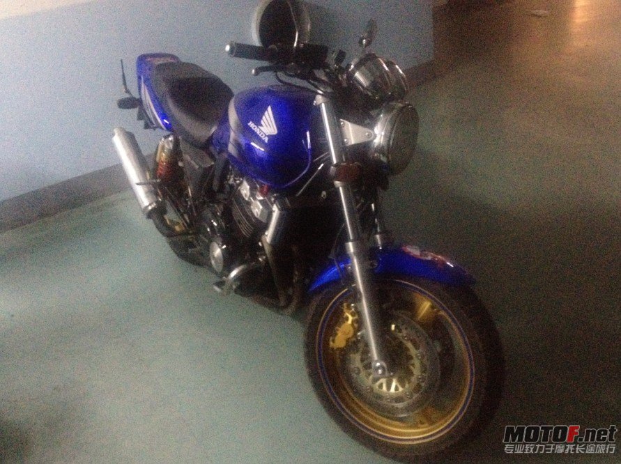 CB400 96年的车车精神，随便报表，成色新，发动机声音很静。