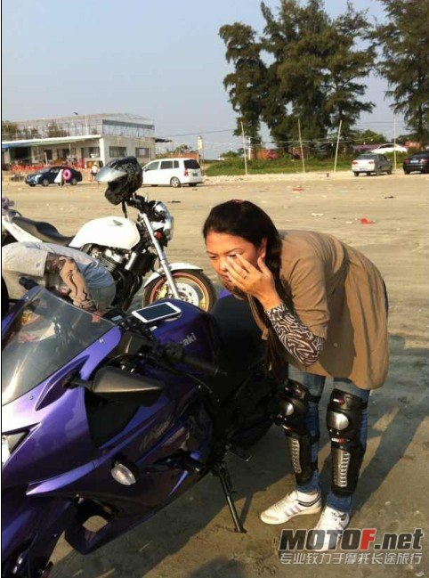 女人  看  开一下车  放下头盔就照镜子！真郁闷·