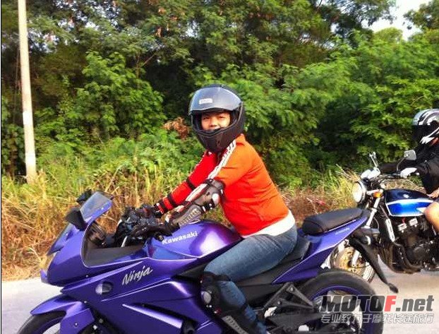 总算可以回去了   饿死了···云姐后面那小鬼都没心情开车了 呵呵·