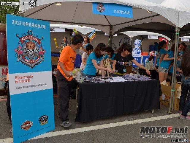 活動報到處，車友們陸續到場工作人員忙翻了！