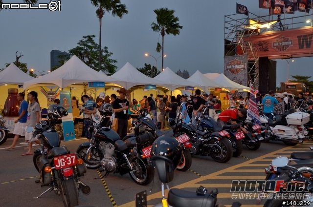 雖然準備進入夜晚了，哈雷車友們還是相當熱情！ 現場依舊人山人海。