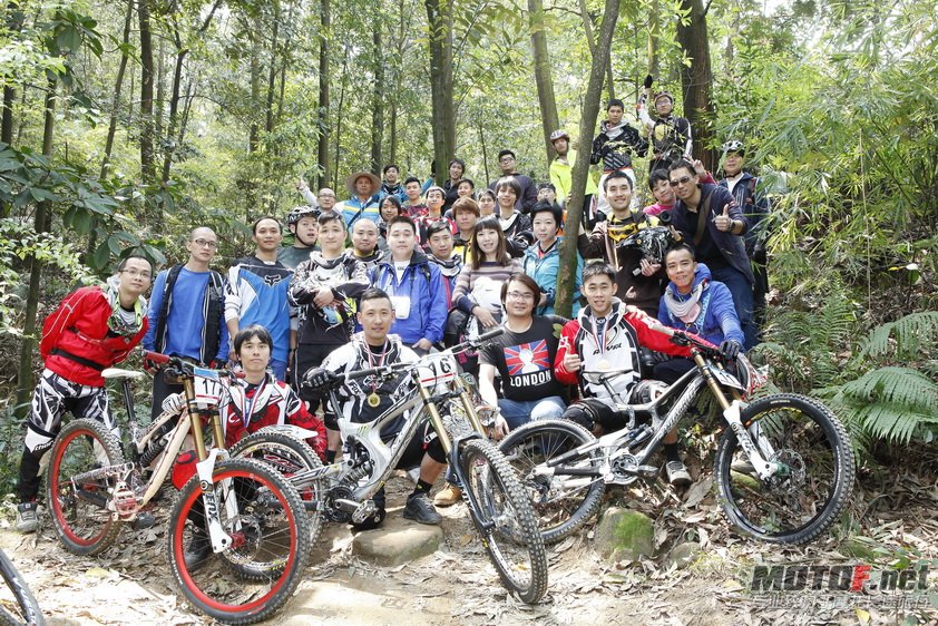 MTB野猫群落山内部赛大合照(20120324)_调整大小.JPG
