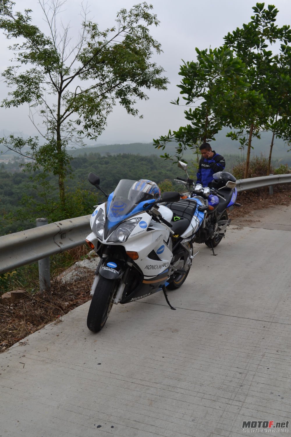 VFR800与黄蜂250