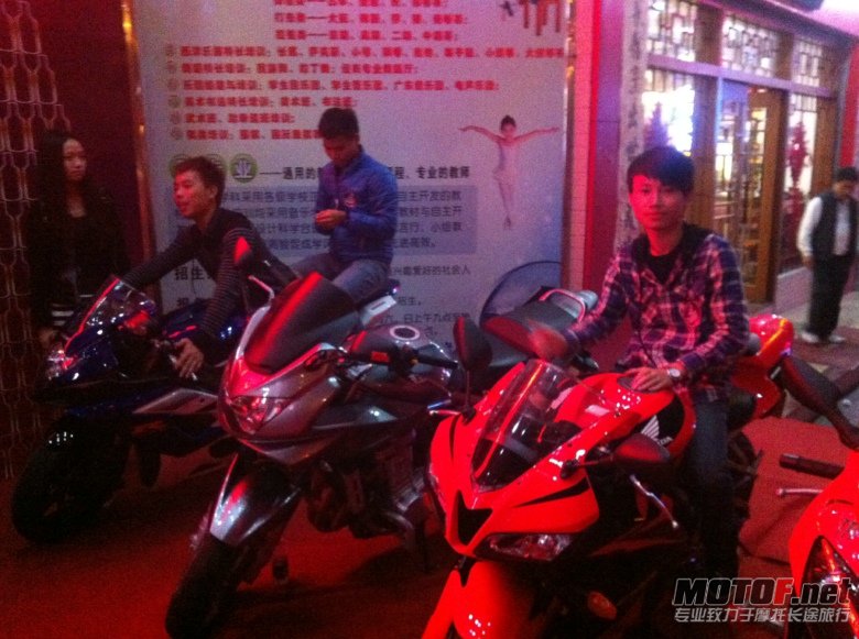 摆个pose好久没出现了