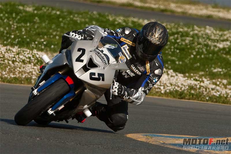 23-More-riding-on-track-thr.jpg