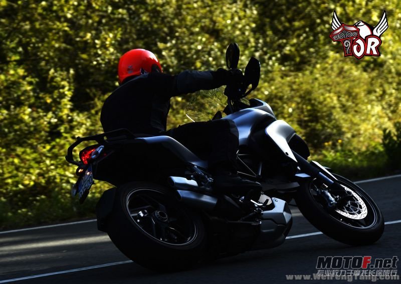 2013_Ducati_Multistrada1200S_Touring_TOR (9)[1].jpg