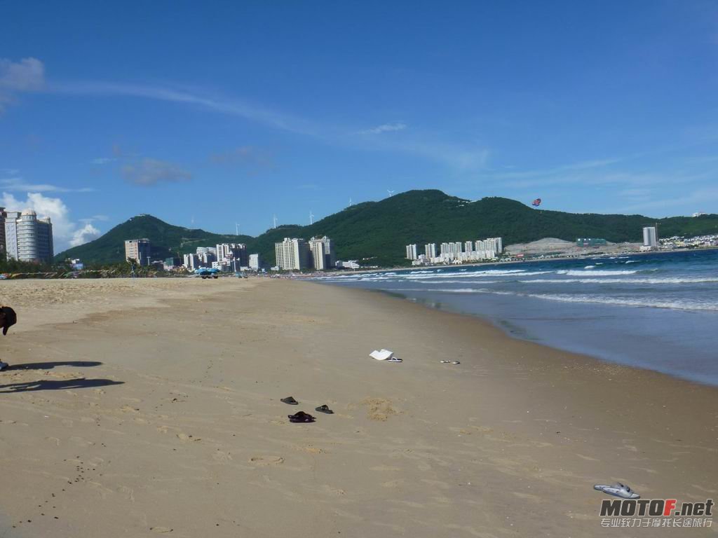 终于到了海滩上，这一段是不要钱的十里银滩一段，找到了旅店先散散步吧