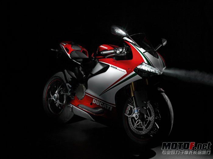 2013-Ducati-Superbike-1199Panigale-S-Tricolore5-small.jpg