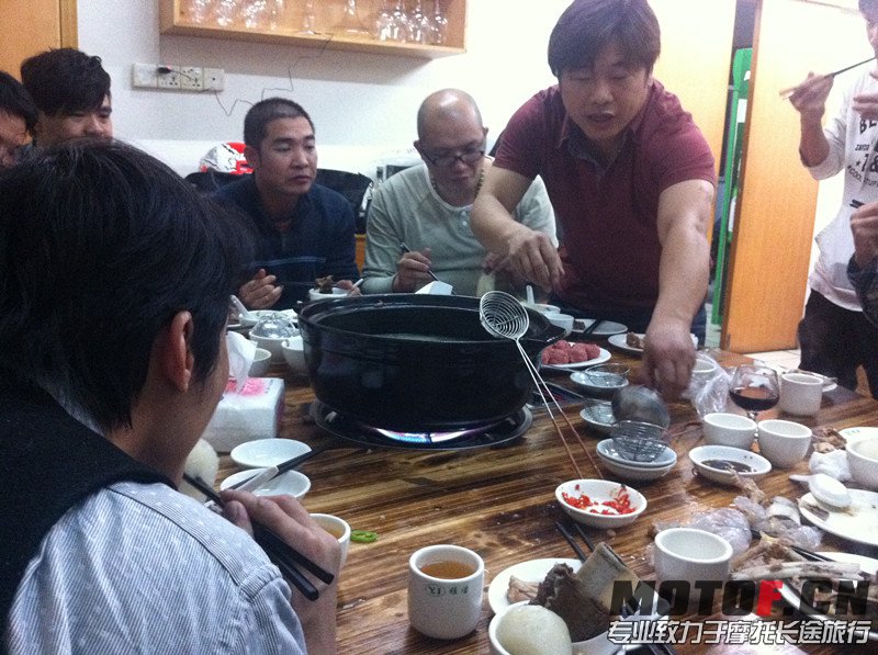 鑫哥（站起者）生产队饮食第一人