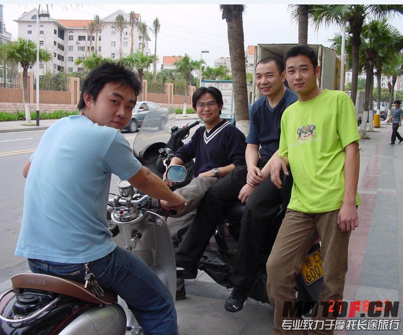 2005年东莞三人行门口.jpg
