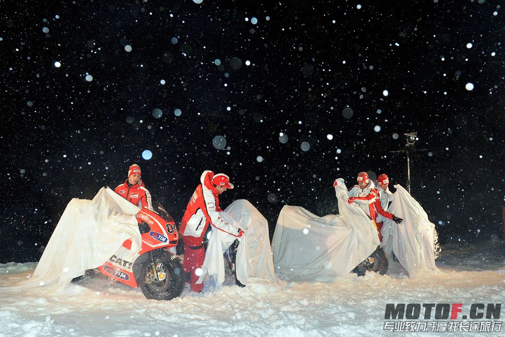 011513-2013-ducati-desmosedici-gp13-2.jpg