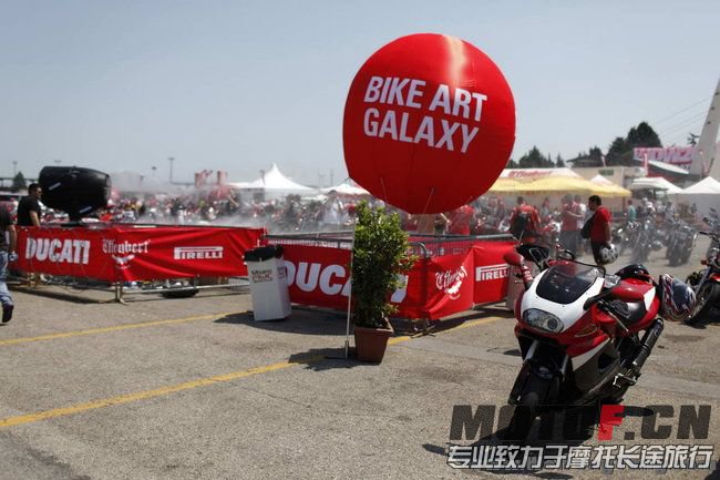 world-ducati-week-2012-paddock_11[1].jpg