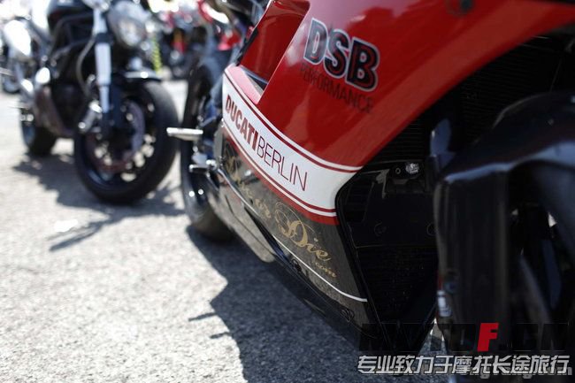 world-ducati-week-2012-paddock_7[1].jpg