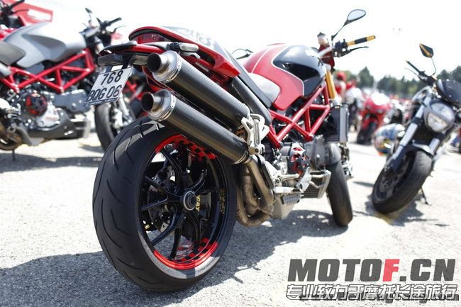 world-ducati-week-2012-paddock_6[1].jpg