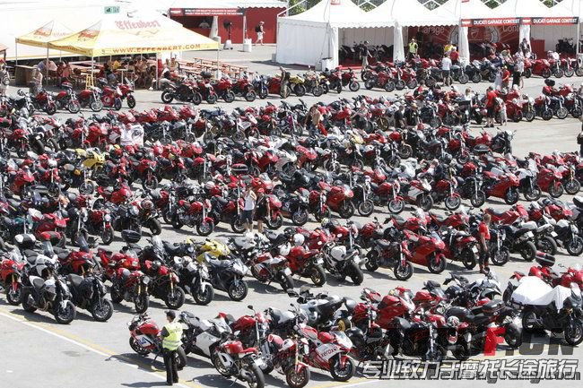 world-ducati-week-2012-paddock_4[1].jpg