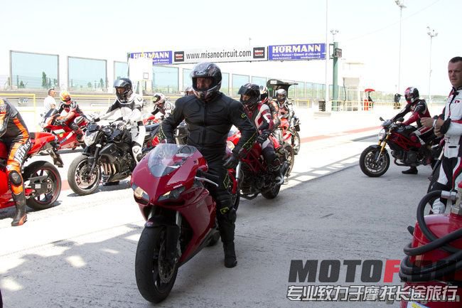 world-ducati-week-2012-paddock_3[1].jpg