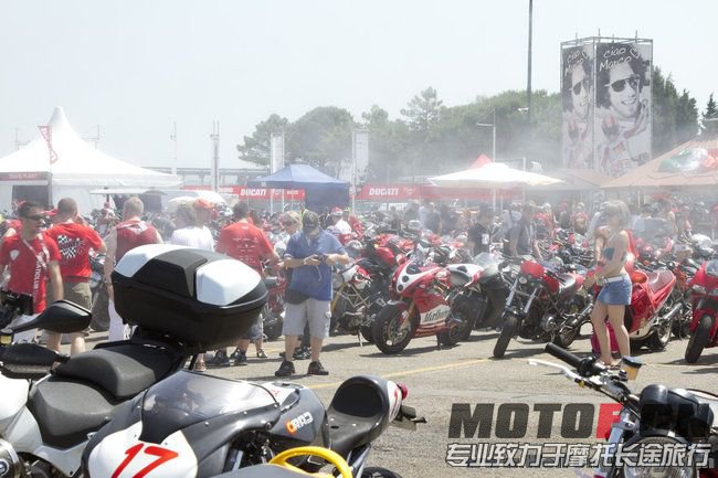 world-ducati-week-2012-paddock_1[1].jpg