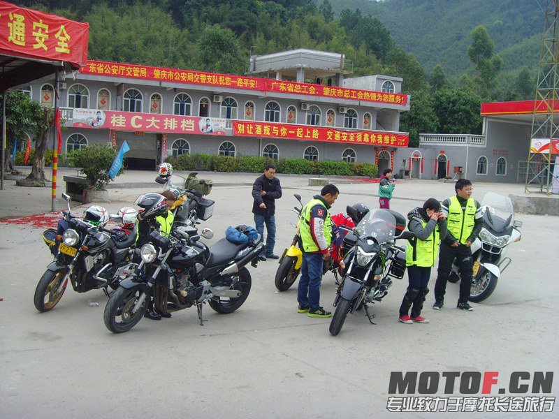 大家都穿上摩旅党的反光背心，一路感觉队伍很整齐！