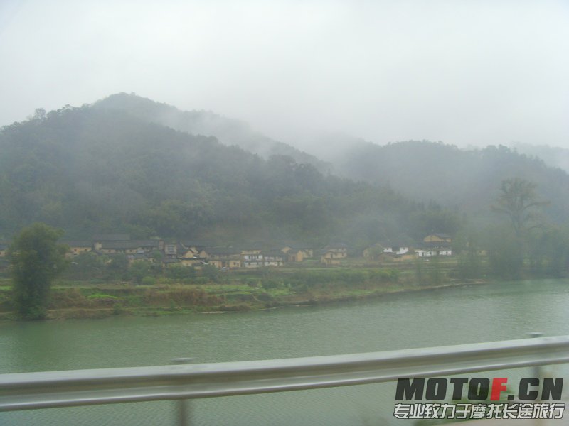 雨天的风景很独特，烟雾缭绕