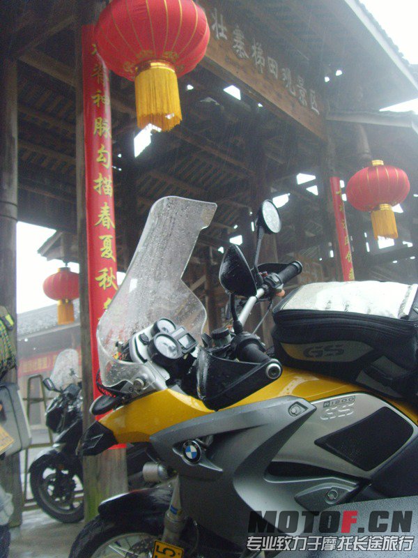 到了山顶，但是太大雾气