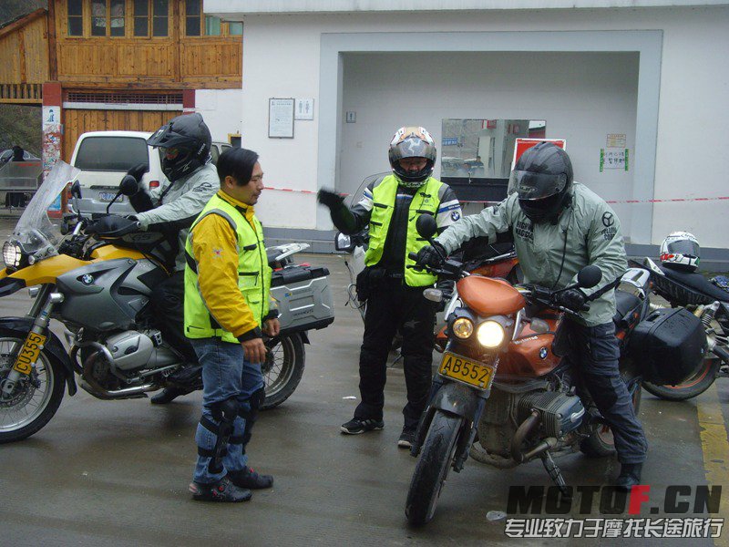 阿SAM和阿国提出要赶回去顺德，我们只好目送他们回去了