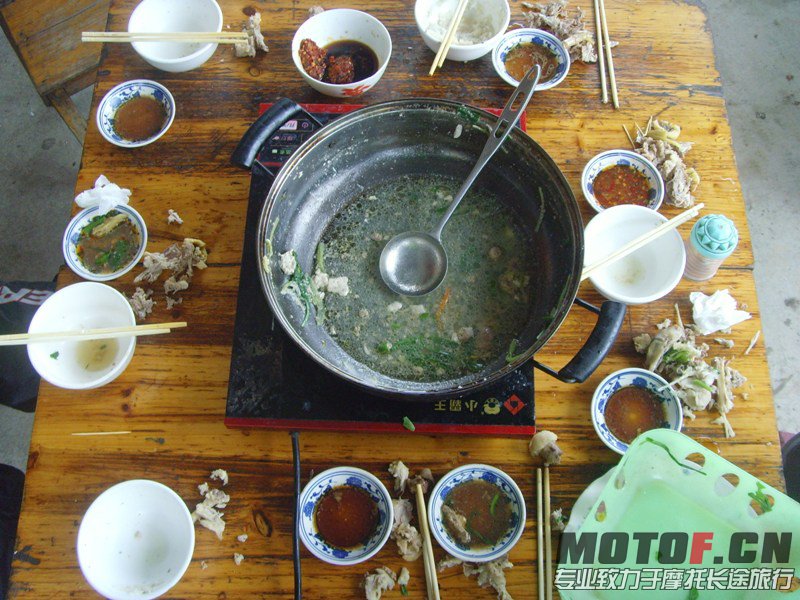 到了藤县，很饿，饭桌上一片狼藉